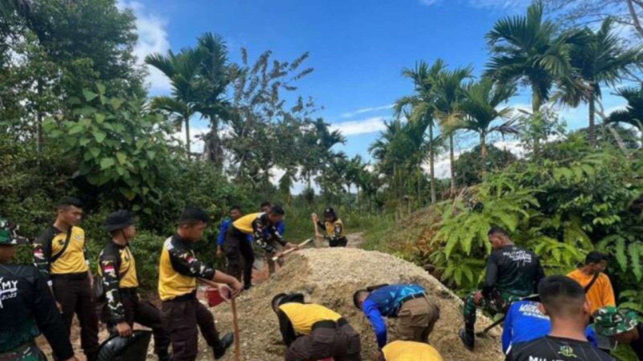Peserta Latsitardanus XLIII lakukan pelebaran dan pengerasan jalan di Kota Solok, Sumatera Barat untuk mempermudah akses warga (ANTARA/HO-Diskominfo)