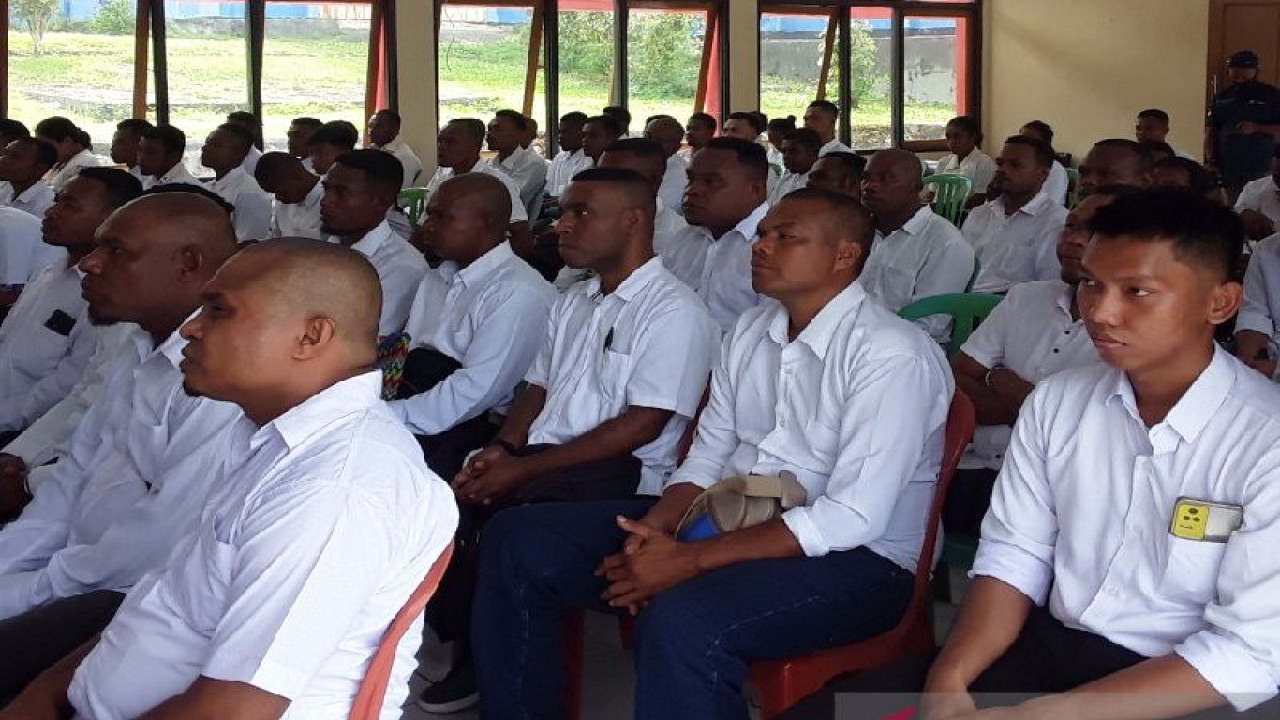 Peserta pelatihan ketrampilan teknik kejuruan untuk 112 peserta pencari kerja pemuda asli Papua, di Biak, Rabu (3/5/2023). ANTARA/Muhsidin