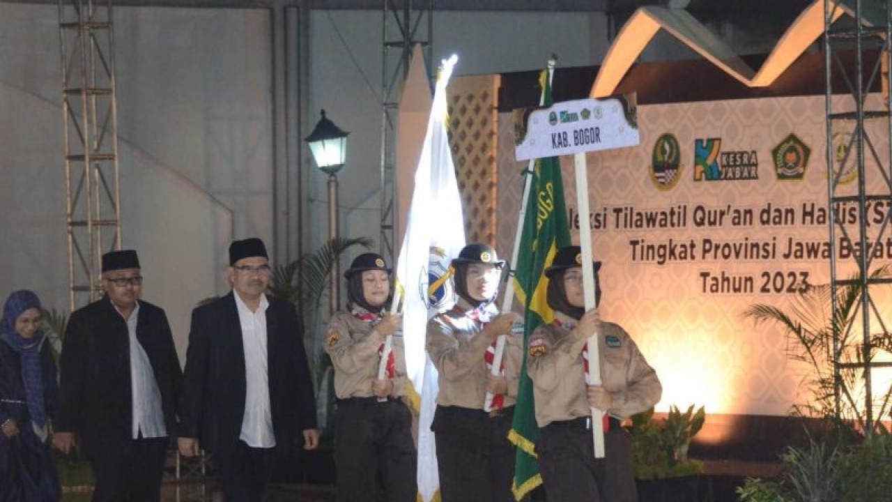 Peserta STQH XVIII Jawa Barat asal Kabupaten Bogor di Plaza Pusdai Kota Bandung, Jawa Barat. (ANTARA/HO-Humas Pemkab Bogor)