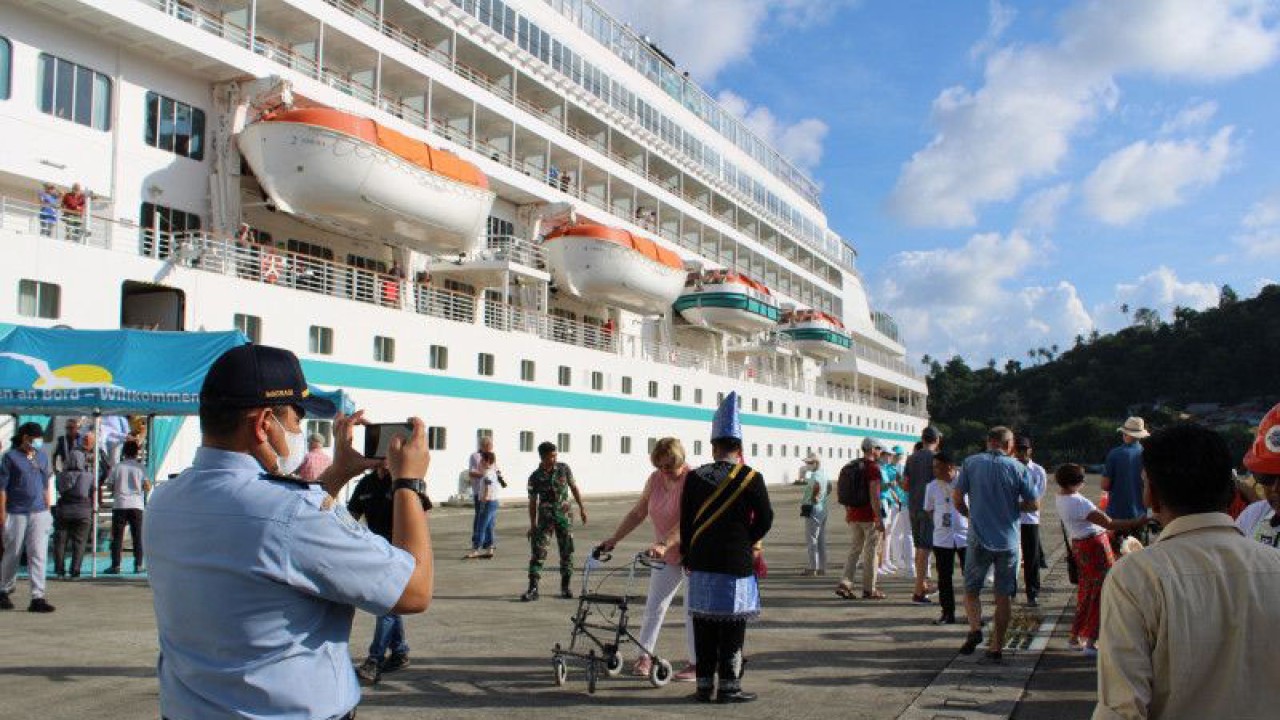 Dokumentasi - Kapal pesiar yang bersandar di Pelabuhan CT-3 Kota Sabang, Aceh. (ANTARA/HO-Imigrasi Sabang)