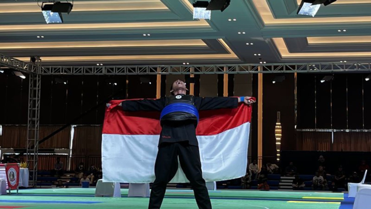 Pesilat Indonesia Tito Hendra Septa Kurnia berteriak usai melakukan selebrasi atas kemenangannya di partai final nomor tanding putra kelas E melawan wakil dari Thailand dengan skor telak 67-37 pada SEA Games ke-32 yang digelar di Chroy Changvar Convention Center Phnom Penh, Kamboja, Rabu (10/5/2023). (ANTARA/Arnidhya Nur Zhafira)