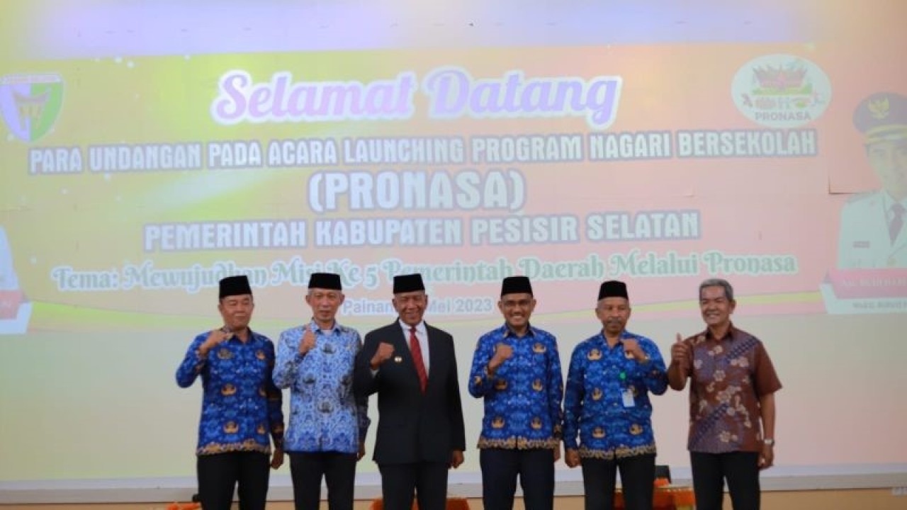 Bupati Pesisir Selatan Rusma Yul Anwar (pakai jas) Sekda Mawardi Roska (dua dari kiri) Kadis Pendidikan Salim Muhaimin (tiga dari kanan) Kadis Kominfo (dua dari kanan), Tokoh Pendidikan Erizonal (kanan) dan Kadis Pariwisata Suhendri Zainal (kiri) usai peluncuran Pronasa di Painan. (ANTARA/Pemkab Pesisir Selatan)