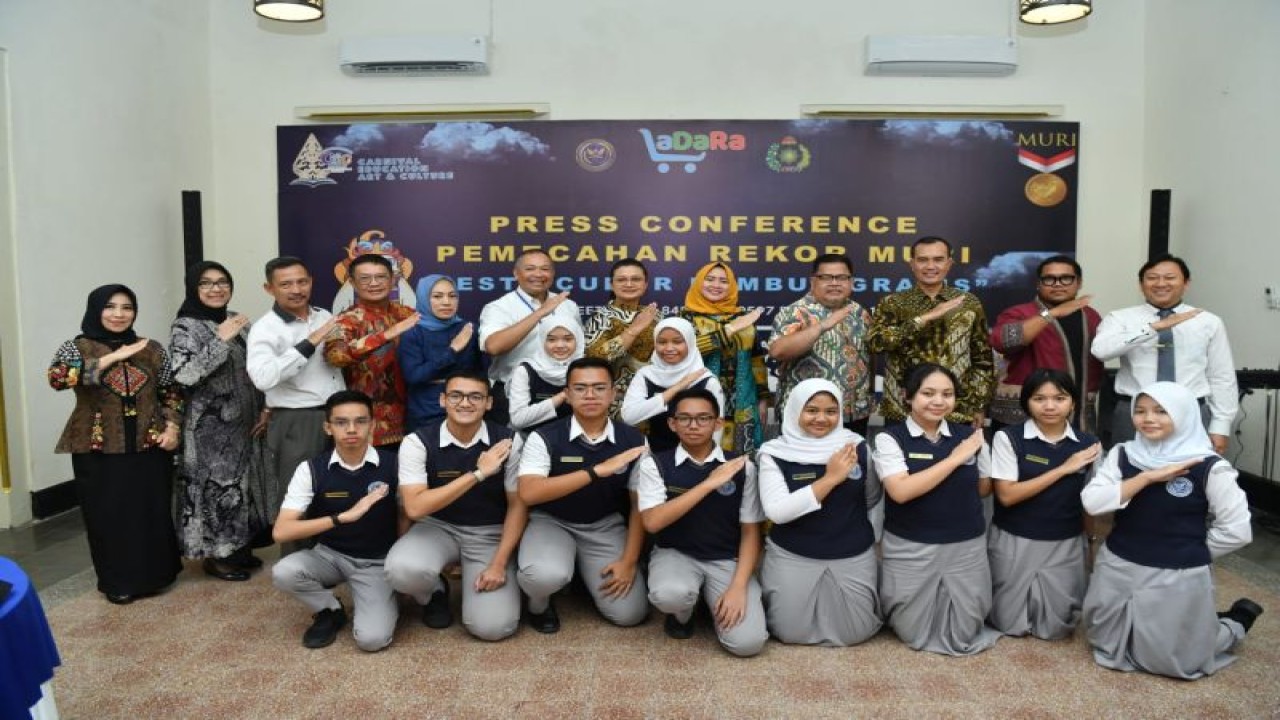 Pesta cukur rambut dalam rangka Karnaval Pendidikan, Seni, dan Budaya akan digelar di Kota Solo pada 27-28 Mei 2023 untuk memecahkan tiga rekor Muri. (ANTARA/HO-SMA Pradita Dirgantara Boyolali, Solo)