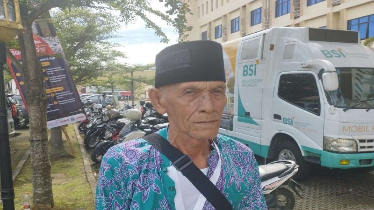 Hasbi  Bin Yusuf (73) seorang petani sayur di Kabupaten Madina yang berhasil menunaikan ibadah haji ke Tanah Suci Mekkah pada musim haji 2023 di di Asrama Haji Medan, Selasa (23/5/2023). (FOTO ANTARA/Munawar).