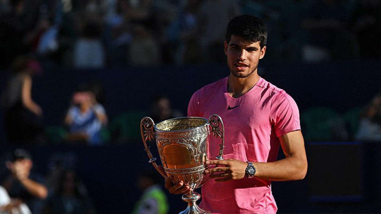 Arsip - Petenis Spanyol Carlos Alcaraz menggenggam trofi setelah menjuarai turnamen Argentina Open dengan mengalahkan Cameron Norrie asal Inggris pada final di Buenos Aires, Argentina, Minggu (19/2/2023). ANTARA/AFP/Luis Robayo/am.