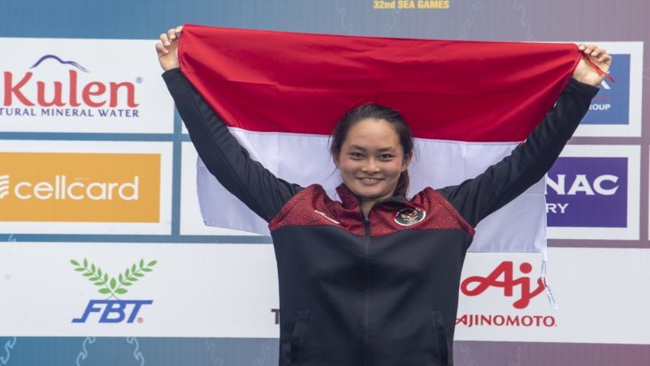Petenis tunggal putri Indonesia Priska Madelyn Nugroho mengangkat bendera Merah Putih saat upacara penghargaan pemenang final tenis tunggal putri saat SEA Games 2023 di Tennis Arena, Morodoc Techo National Stadium, Phnom Penh, Kamboja, Sabtu (13/5/2023). Priska berhasil meraih medali emas setelah mengalahkan petenis Thailand Lanlana Tararudee rubber set (6-7, 7-6, dan 7-5) ANTARA FOTO/M Agung Rajasa/hp.