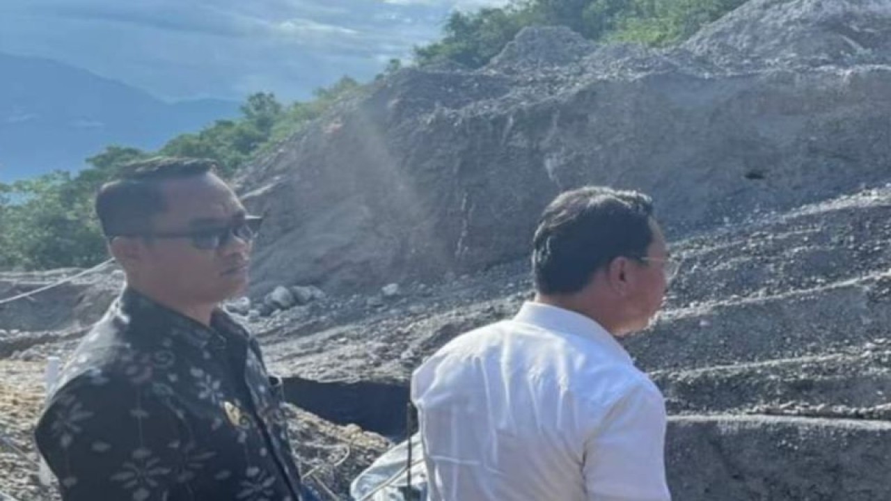 Bupati Sigi Mohamad Irwan dan Wakil Bupati Samuel Yansen Pongi meninjau PETI di Desa Sidondo Satu, Kecamatan Sigi Biromaru, Kabupaten Sigi. (ANTARA/HO-Dok Prokopim Setda Pemkab Sigi)