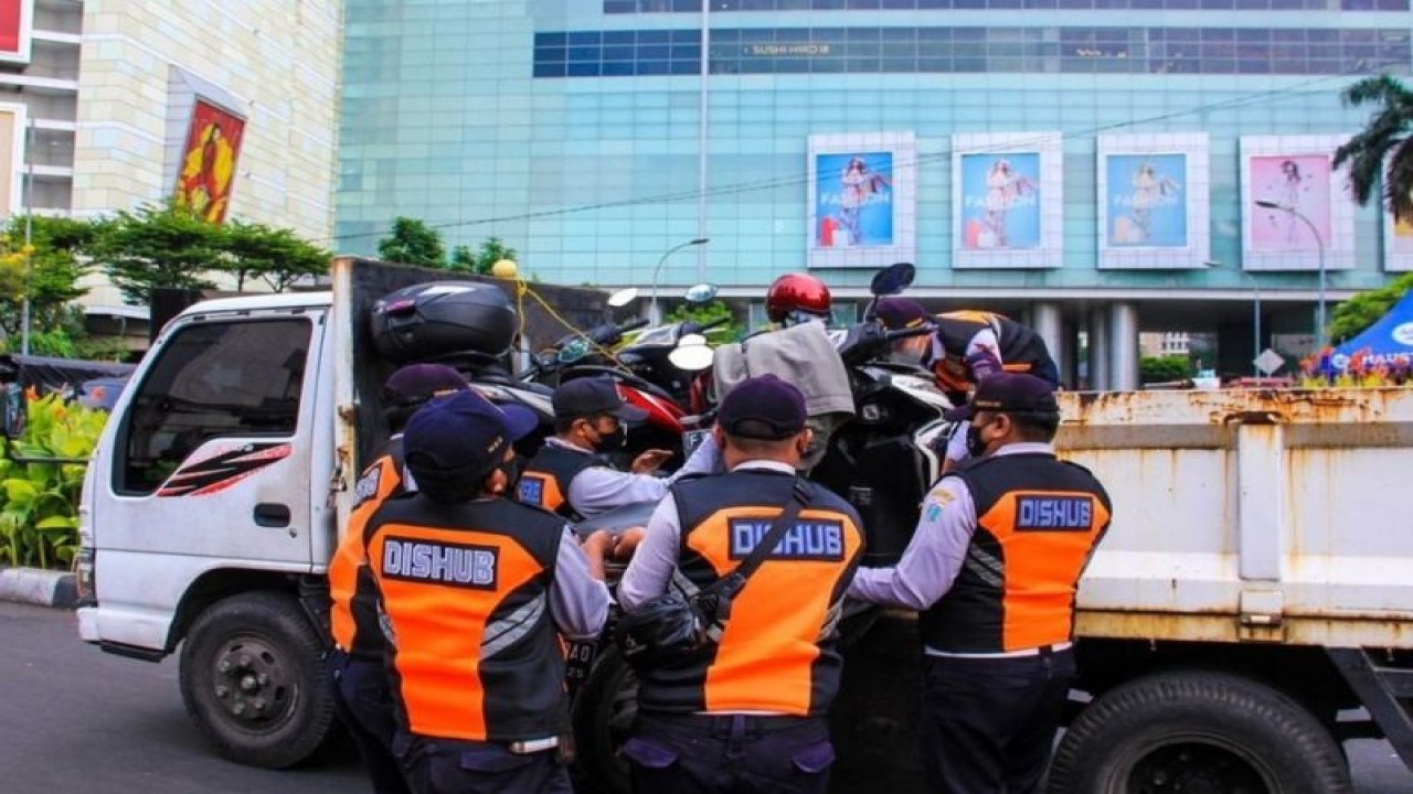 Tangkapan layar - Petugas Dinas Perhubungan mengangkut sepeda motor yang parkir liar di Jalan Kebon Kacang Raya di dekat pusat perbelanjaan di Jakarta, Rabu (7/12/2022). ANTARA/Instagram/@sudinhub_jakpus