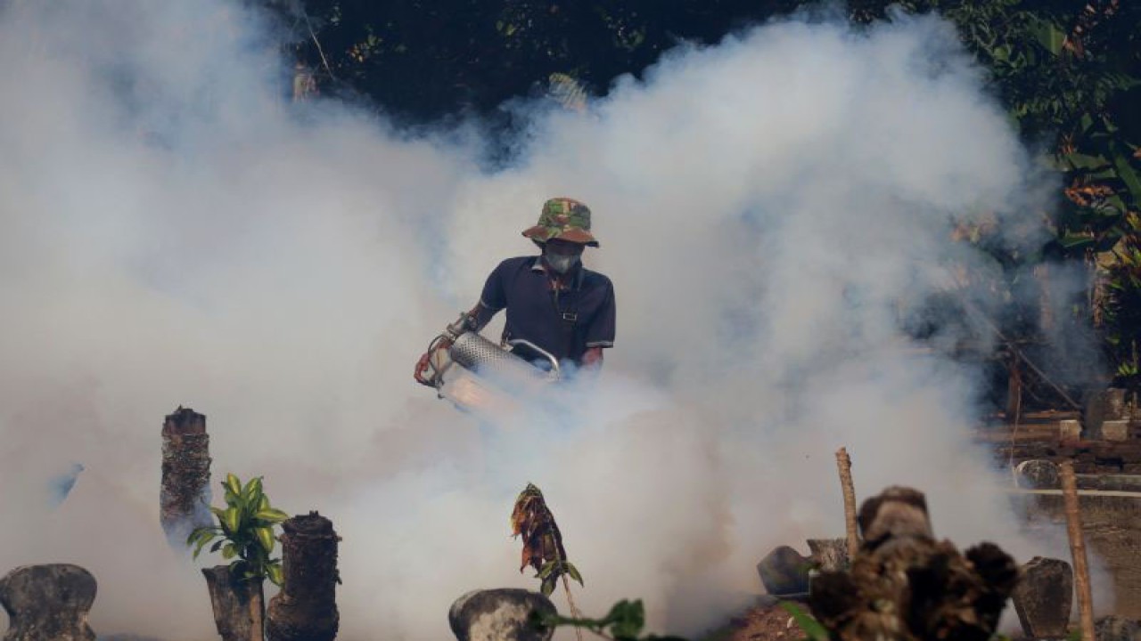 Petugas melakukan pengasapan di Dusun Soko, Desa Pacarpeluk, Kecamatan Megaluh, Kabupaten Jombang, Jawa Timur, Jumat (12/5/2023). ANTARA FOTO/Syaiful Arif//foc
