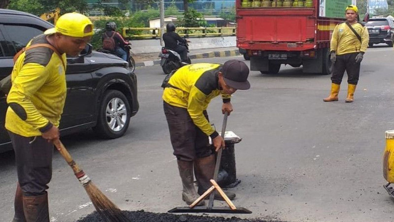 Petugas Bina Marga Jakarta Barat memperbaiki jalan berlubang di Rawa Buaya, Jakarta Barat, Jumat (19/5/2023). Antara/Ho-Pemkot Jakbar