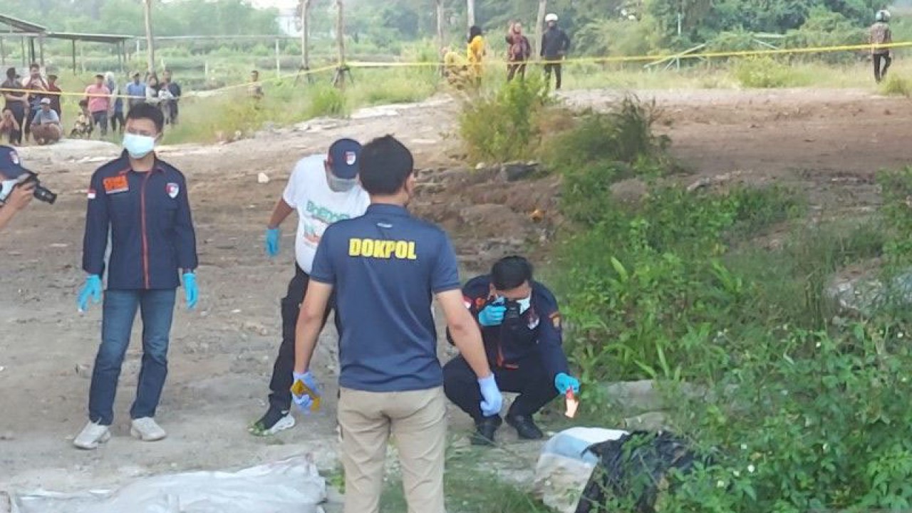 Petugas melaksanakan olah tempat kejadian perkara penemuan mayat di kawasan Marunda, Jakarta Utara, Sabtu (27/5/2023). ANTARA/Abdu Faisal