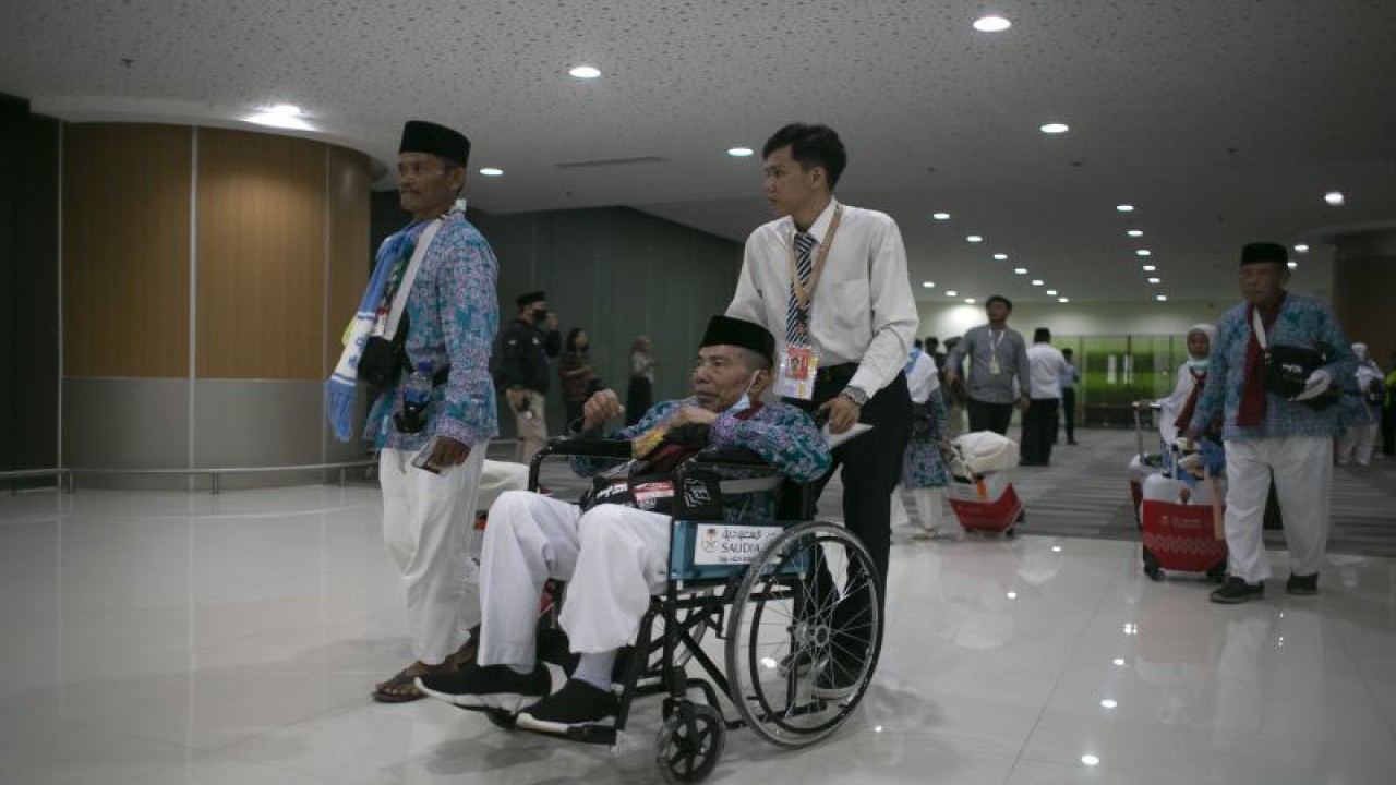 Arsip Foto - Petugas membantu calon haji berkursi roda yang hendak diberangkatkan ke Tanah Suci dari Bandara Internasional Jawa Barat Kertajati di Majalengka pada Minggu (28/5/2023) malam. (ANTARA FOTO/Dedhez Anggara/nz)