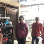 Petugas Dinas Sosial mengunjungi warga miskin di Kabupaten Buleleng, Provinsi Bali. (ANTARA/HO-Kominfosanti Buleleng)-1683879658