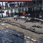 Petugas kebersihan sedang membersihkan limbah minyak hitam yang mencemari Pantai Melayu, Kota Batam, Rabu (3/5). (ANTARA/Yude)-1683096817