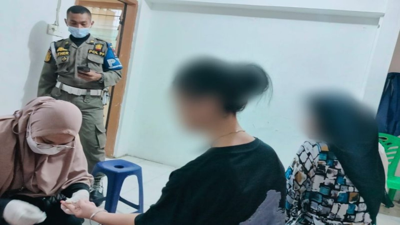 Petugas melakukan tes darah terhadap wanita yang terjaring razia asusila di Padang (ANTARA/HO Satpol PP Padang)