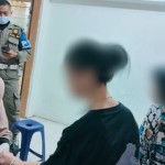Petugas melakukan tes darah terhadap wanita yang terjaring razia asusila di Padang (ANTARA/HO Satpol PP Padang)-1682999846