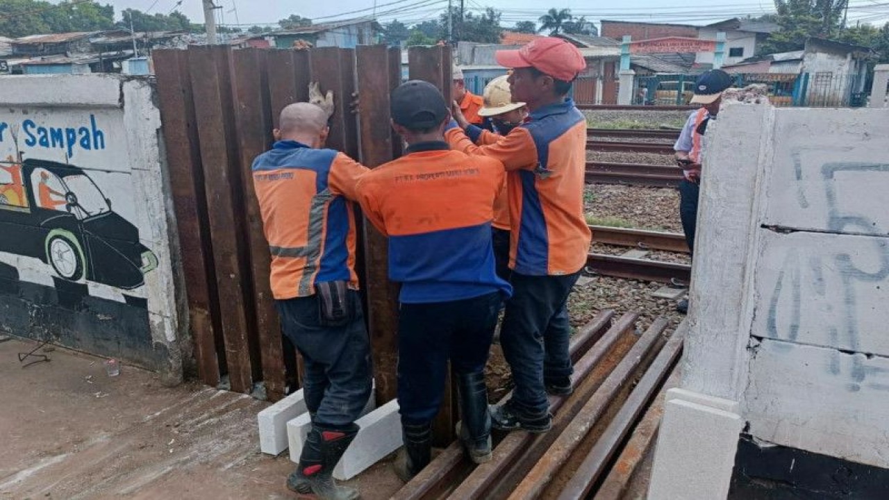 Petugas menutup kembali perlintasan liar di Km 12+400 lintas Jatinegara-Bekasi. ANTARA/HO-KAI Daops 1 Jakarta