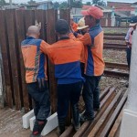 Petugas menutup kembali perlintasan liar di Km 12+400 lintas Jatinegara-Bekasi. ANTARA/HO-KAI Daops 1 Jakarta-1684135173