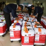 Petugas merapikan koper jamaah calon haji di Asrama Haji Pondok Gede, Jakarta, Selasa (23/5/2023). (ANTARA FOTO/ASPRILLA DWI ADHA)-1684829934