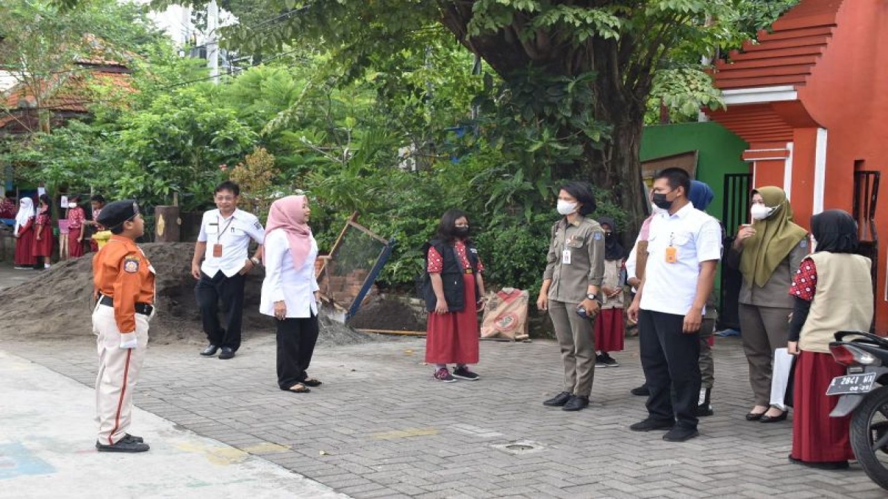 Petugas Satpol PP saat melatih pelajar yang ikut seleksi Duta Trantibum di Kota Surabaya (ANTARA/HO-Diskominfo Surabaya)