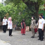 Petugas Satpol PP saat melatih pelajar yang ikut seleksi Duta Trantibum di Kota Surabaya (ANTARA/HO-Diskominfo Surabaya)-1683616099