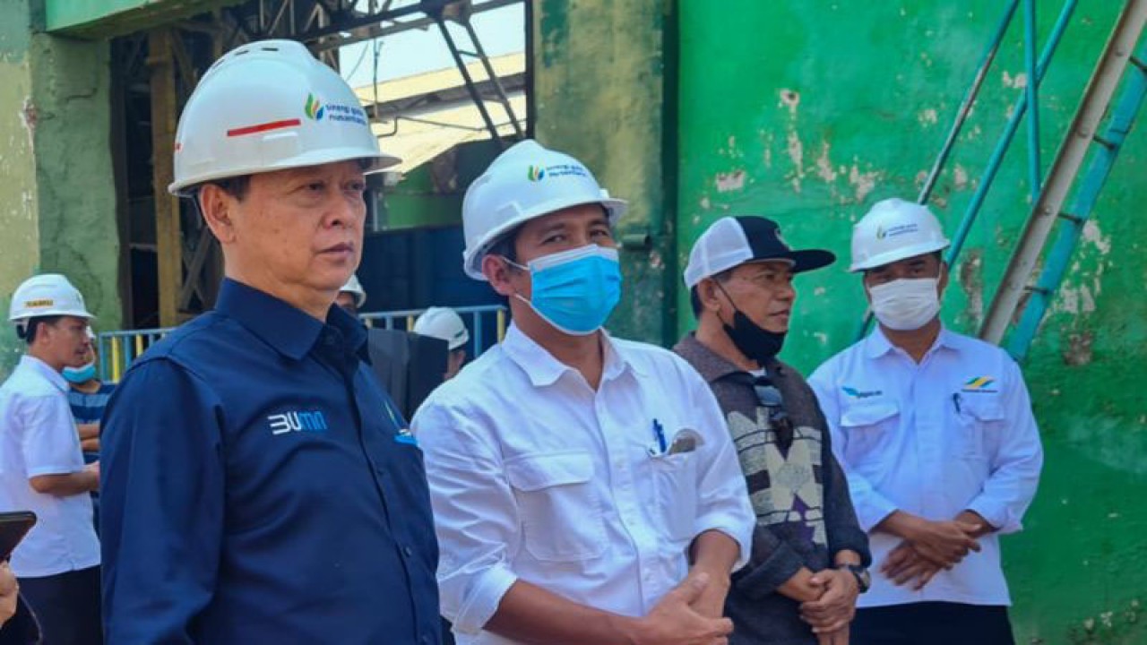General Manajer PG Assembagoes Situbondo Mulyono (tengah baju putih) bersama Direktur Utama PT SGN Aris Toharisman saat meresmikan pembukaan giling di PG Assembagoes. Rabu (17/5/2023) ANTARA/Novi Husdinariyanto