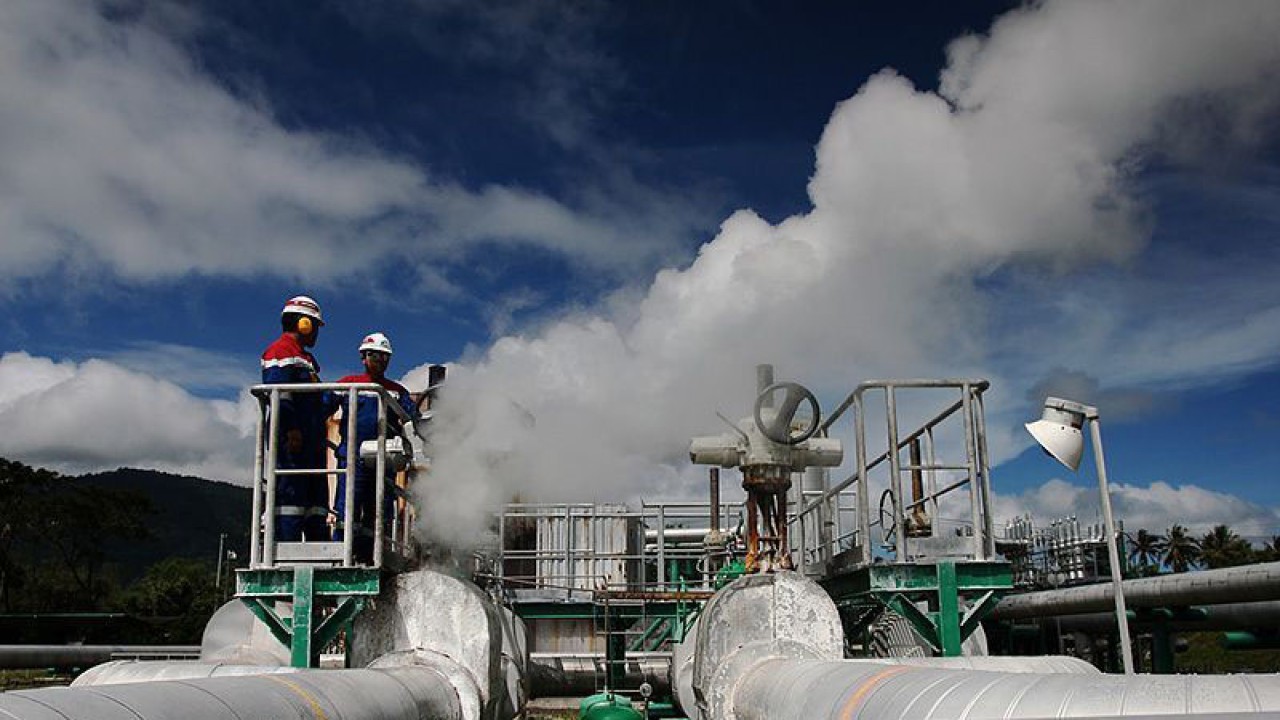 Arsip foto - Tim PT Pertamina Geothermal Energy (PGE) Area Lahendong melakukan proses commissioning (masuknya aliran listrik) Pembangkit Listrik Tenaga Panas Bumi (PLTP) Binary Organic Rankine Cycle 500 kW di Kota Tomohon, Sulawesi Utara, Kamis malam (8/12/2022). ANTARA/HO-PGE/aa.