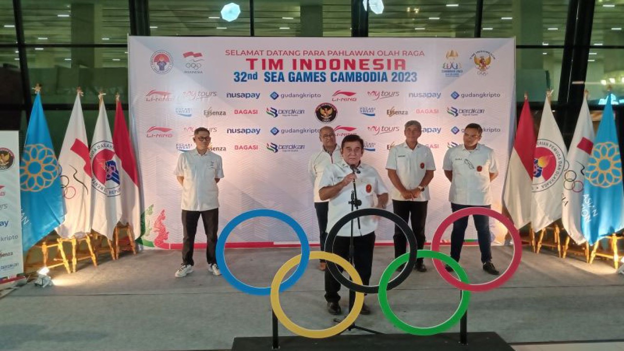 Ketua Umum PB Persatuan Golf Indonesia (PGI) Japto Soelistyo Soerjosoemarno memberi sambutan pada upacara penyambutan atlet SEA Games di Bandara Soekarno-Hatta, Tangerang, Minggu (14/5/2023). (ANTARA/RAUF ADIPATI)