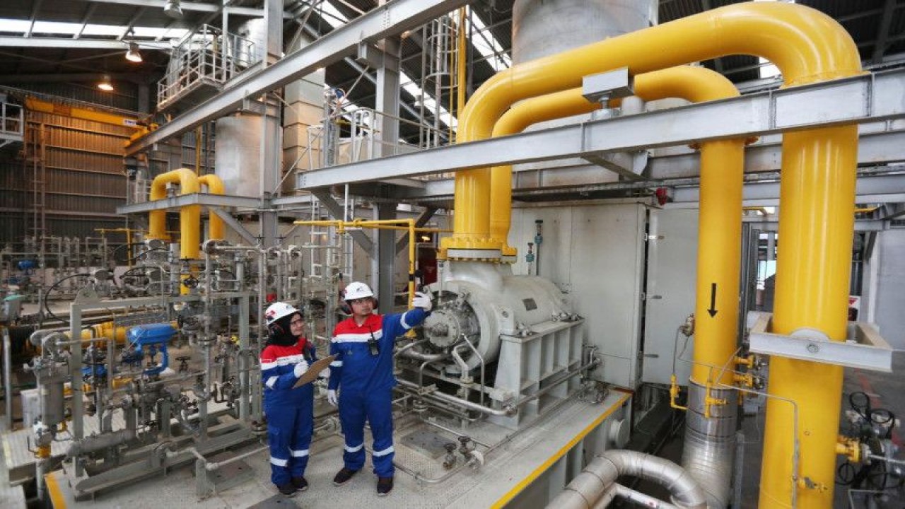 Petugas PT PGN Tbk selaku Subholding Gas PT Pertamina (Persero) tengah melakukan pengecekan di fasilitas gas bumi. ANTARA/HO-PT PGN Tbk