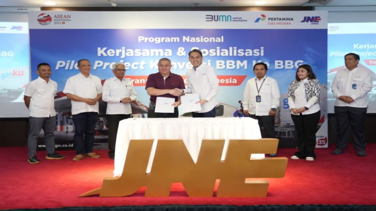 Penandatanganan nota kesepahaman antara PT Gagas Energi Indonesia dan PT Tiki Jalur Nugraha Ekakurir atau JNE untuk implementasi konversi bahan bakar gas (BBG) pada kendaraan milik JNE di JNE Headquarter, Jakarta Barat, Senin (15/5/2023). ANTARA/HO-PT PGN Tbk