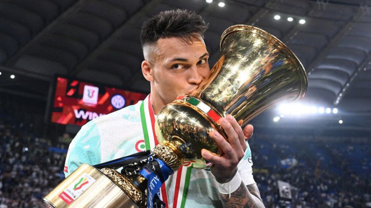 Pesepak bola Inter Milan Lautaro Martinez mencium piala usai timnya menjuarai Coppa Italia di Stadio Olimpico, Roma, Italia, Rabu (24/5/2023). Inter menjadi juara Coppa setelah mengalahkan Fiorentina 2-1 dengan dua gol dari Lautaro Martinez. ANTARA FOTO/REUTERS/Alberto Lingria/foc.