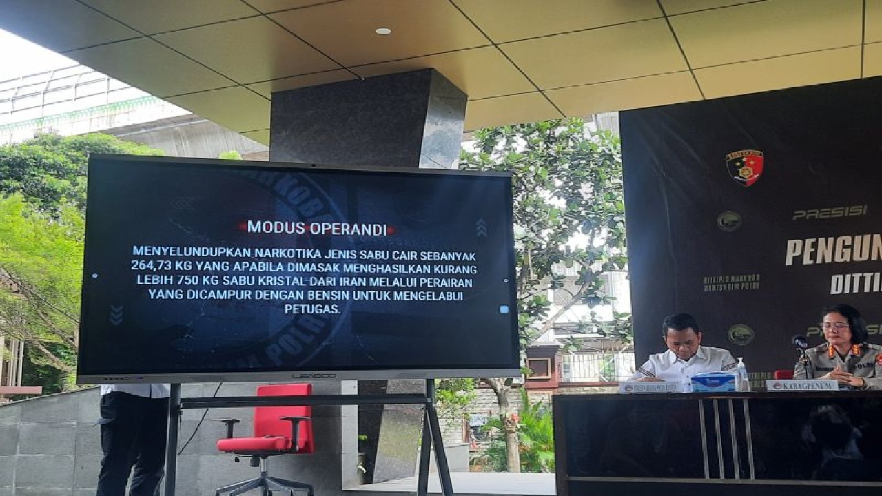 Direktorat Tindak Pidana Narkoba Bareskrim Polri merilis pengungkapan kasus penyeludupan 264,73 kg sabu-sabu cair asal Iran, kegiatan rilis berlangsung di Bareskrim Mabes Polri, Jakarta, Kamis (11/5/2023). ANTARA/Laily Rahmawaty