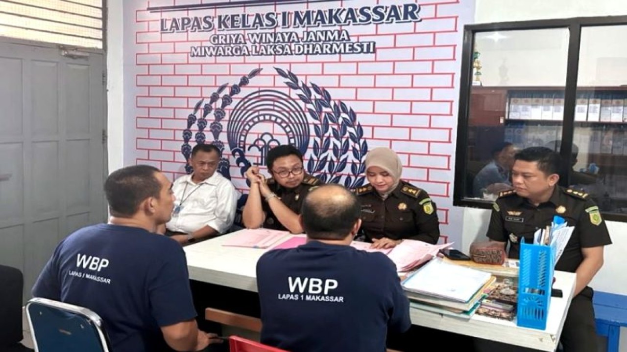 Tim Jaksa Penyidik Pidana Khusus (Pidsus) Kejaksaan Tinggi Sulsel menyerahkan dua terdakwa beserta berkas perkara ke Tim Penuntut Umum Kejati Sulsel dan Kejari Makassar di Lapas Kelas I Gunung Sari Makassar,  Sulawesi Selatan. ANTARA/HO/Dokumentasi Kejati Sulsel.