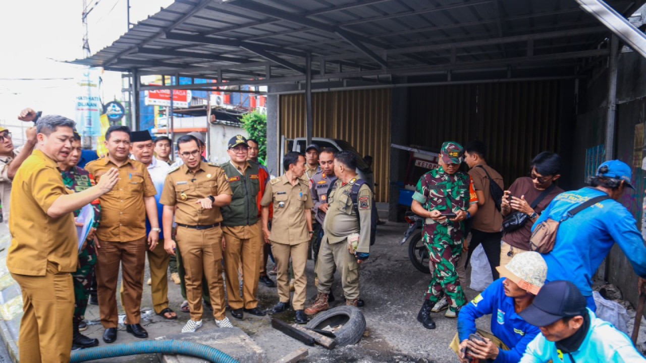 Wakil Wali Kota Tangerang Selatan Pilar Saga Ichsan saat mengecek lokasi perbaikan drainase di jalan raya ceger. Pemkot Tangsel memastikan perbaikan akan dilaksanakan bulan ini setelah proses lelang selesai dan juga dilaksanakan pelebaran kali cantiga
