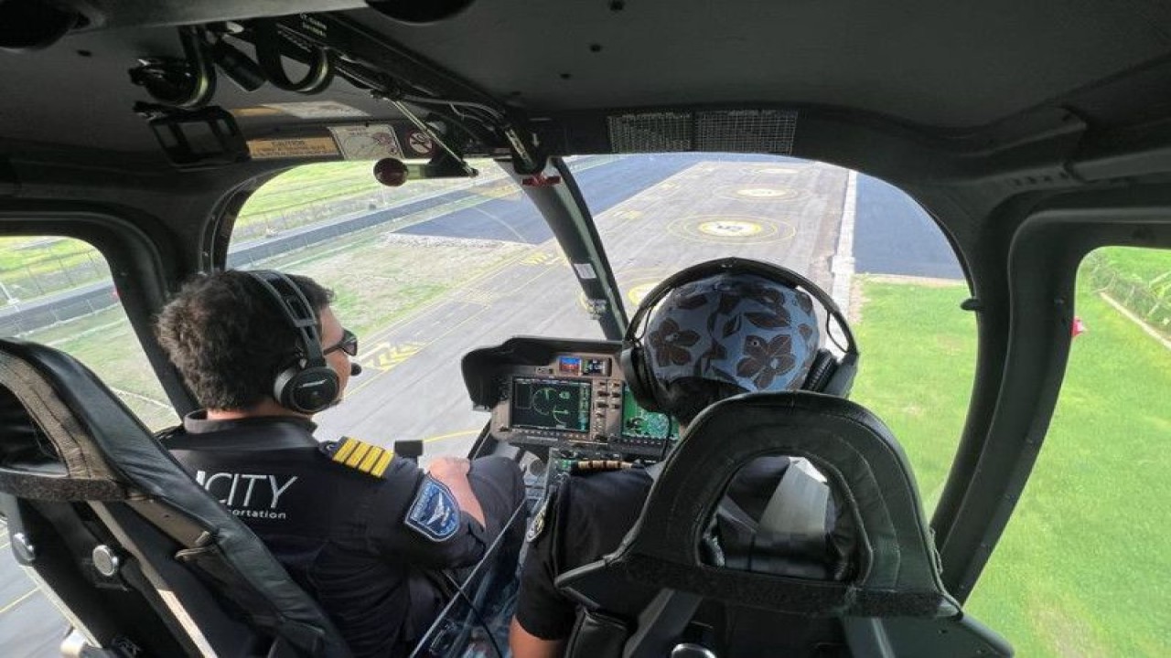 Ilustrasi - Seorang pilot sedang mengemudikan helikopter. ANTARA/HO.