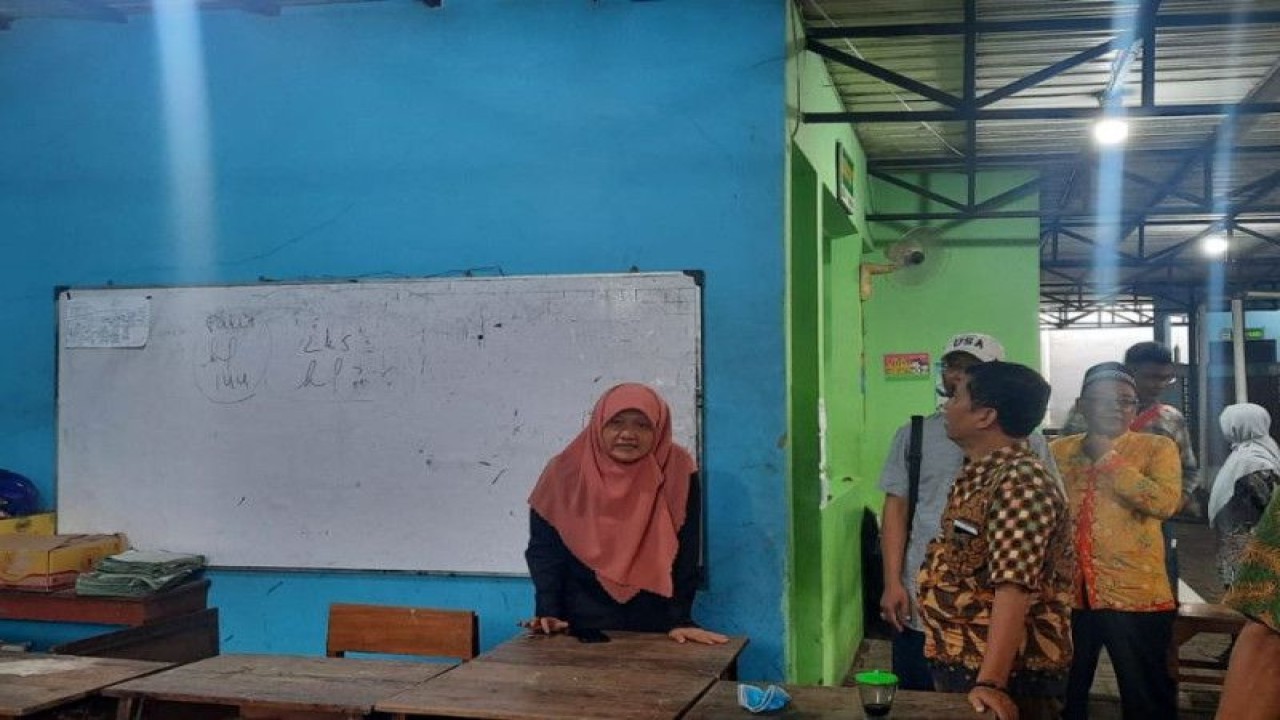 Wakil Ketua DPRD Surabaya Reni Astuti saat meninjau gedung sekolah rusak di SDN Pacarkembang 1 Kota Surabaya, Jatim, Kamis (11/5/2023). (FOTO ANTARA/HO-DPRD Surabaya)