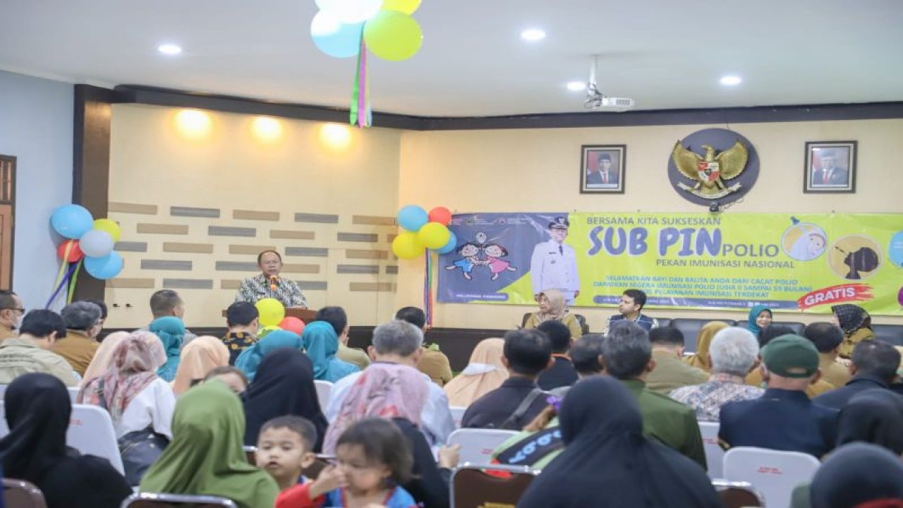 Penjabat (Pj) Wali Kota Cimahi Dikdik Suratno Nugrahawan memberikan arahan dalam kegiatan Sub Pekan Imunisasi Nasional (PIN) Polio di Kelurahan Padasuka, Cimahi, Jawa Barat, Selasa (23/5/2023). (ANTARA/HO Pemkot Cimahi)