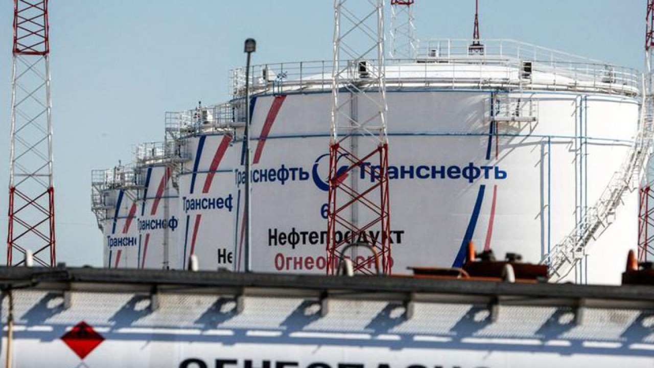 Tangki minyak di fasilitas produksi LPDS Volodarskaya milik operator pipa minyak Transneft, Konstantinovo, Moskow, Rusia, Rabu (8/6/2022). ANTARA/REUTERS/Maxim Shemetov/am.