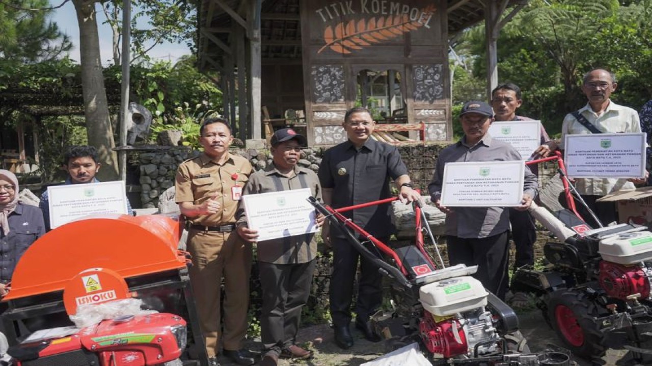 Penjabat (Pj) Wali Kota Batu Aries Agung Paewai (tengah) secara simbolis menyalurkan bantuan Alat Mesin Pertanian (Alsintan) kepada kelompok petani dari Pemerintah Kota Batu, di Kota Batu, Jawa Timur, Selasa (30/5/2023). (ANTARA/HO-Humas Pemkot Batu)