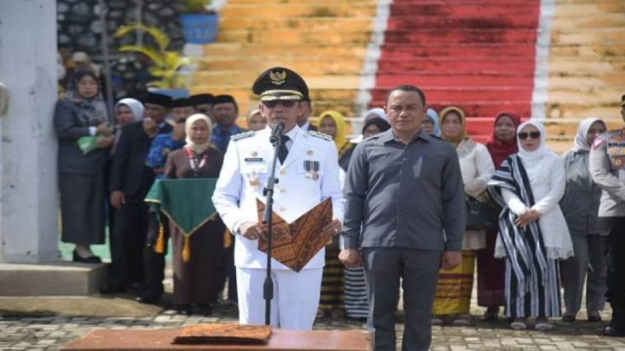 Pj Bupati Buton Basiran saat menjadi inspektur upacara peringatan Hari Pendidikan Nasional di Buton, Selasa (2/5/2023). ANTARA/HO-Kominfo Buton