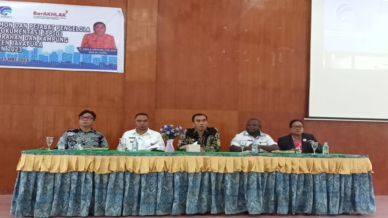 Pj Bupati Kabupaten Jayapura saat membuka sosialisasi aplikasi Sigmon dan PPID di Sentani. (ANTARA/Agustina Estevani Janggo)