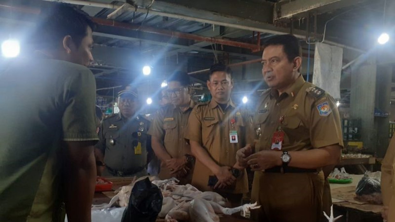 Pj Bupati Kobar Budi Santosa saat melakukan sidak ke Pasar Indrasari, Selasa (30/5/2023). ANTARA/Safitri RA