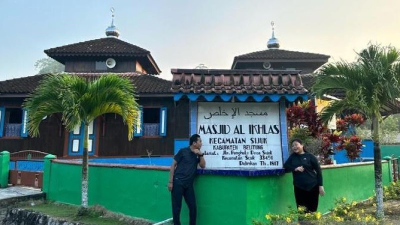 Penjabat Gubernur Kepulauan Bangka Belitung Suganda Pandapotan Pasaribu bersama istri berfoto di depan Masjid Al Ikhlas Sijuk, Selasa pagi. (Diskominfo Babel)