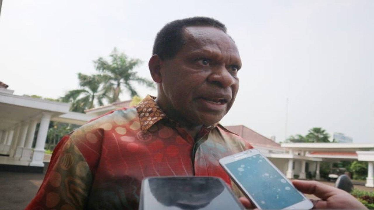 Pj Gubernur Papua Pegunungan Nikolaus Kondomo melayani sesi wawancara dengan wartawan di Istana Wakil Presiden, Jakarta, Senin (29/5/2023). ANTARA/Rangga Pandu Asmara Jingga