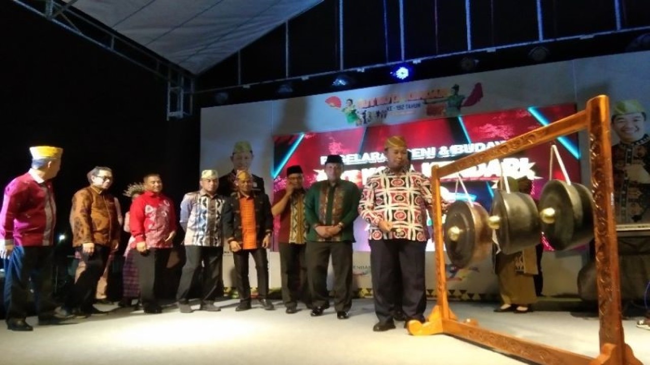 Penjabat Wali Kota Kendari Asmawa Tosepu saat membuka pagelaran seni dan budaya di Kota Kendari, Rabu malam (3/5/2023) (ANTARA/Harianto)