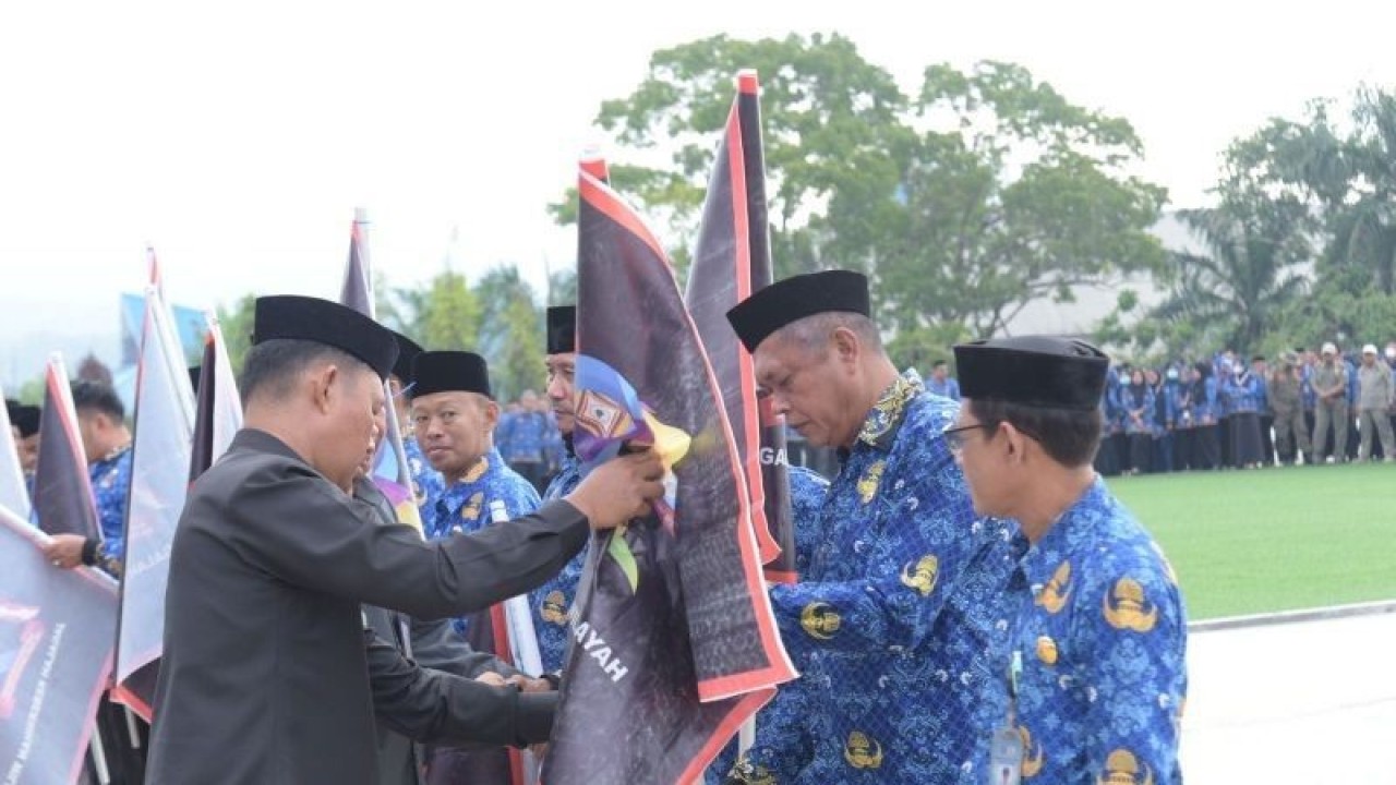 Pj.Walikota Kendari, Asmawa Tosepu, saat menyerahkan "bendera hitam" bagi 17 Kepala Kelurahan se-Kota Kendari sebagai rangkaian hasil penilaian kebersihan dalam rangka HUT Ke-192 Kendari tahun 2023, Senin (22/5/2023). ANTARA/HoO-Diskominfo Kendari