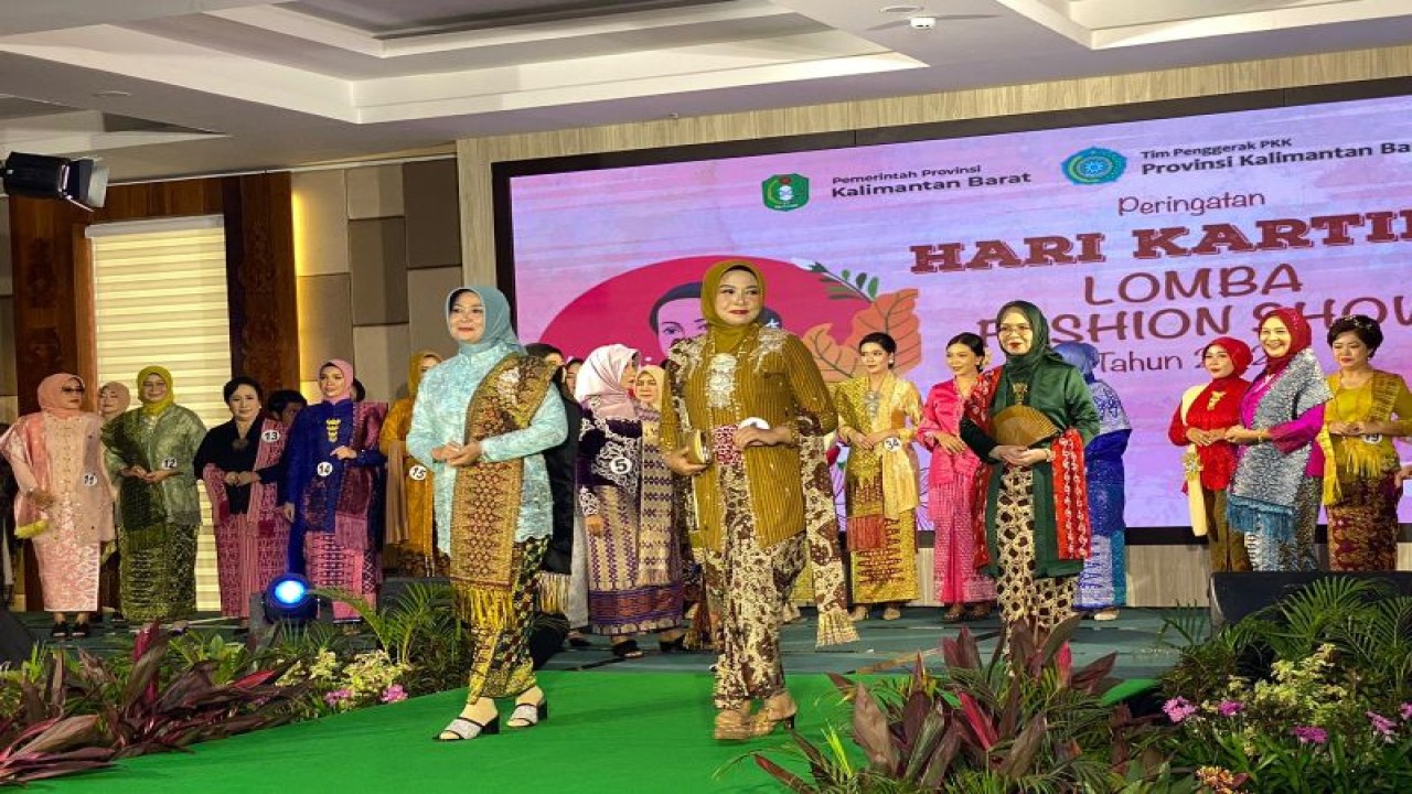Fashion show kebaya PKK Kalbar dalam rangka memperingati Hari Kartini ke-144 tahun 2023 di Kantor Gubernur Kalbar, di Pontianak, Rabu. (ANTARA/Fiyya)
