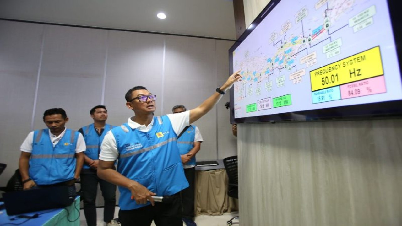 Direktur Utama PT PLN (Persero) Darmawan Prasodjo mengecek sistem kelistrikan di Command Center Kelistrikan ASEAN Summit, Labuan Bajo, Manggarai Barat, NTT, Senin (8/5/2023). (ANTARA/HO-PLN)