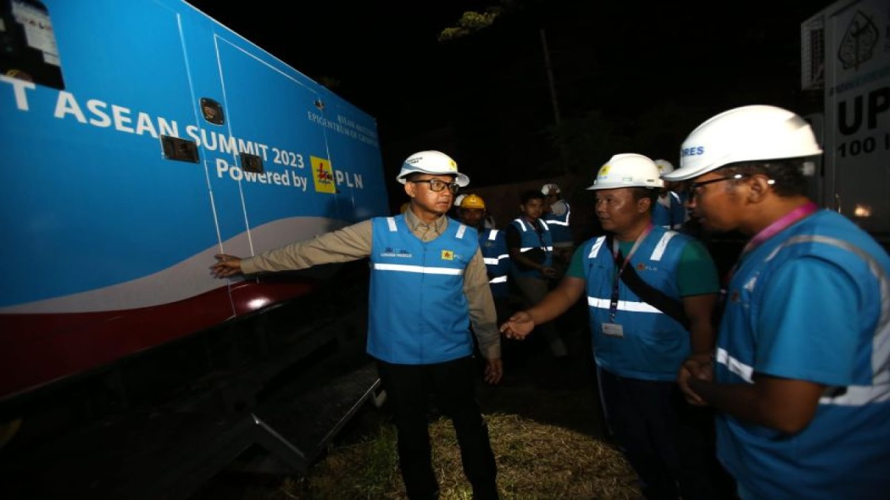 Dirut PT PLN Darmawan Prasodjo tinjau langsung lokasi-lokasi penting di KTT Asean memastikan kesiapsiagaan personel di lapangan untuk sipakan pasokan listrik. (ANTARA/HO-PLN)