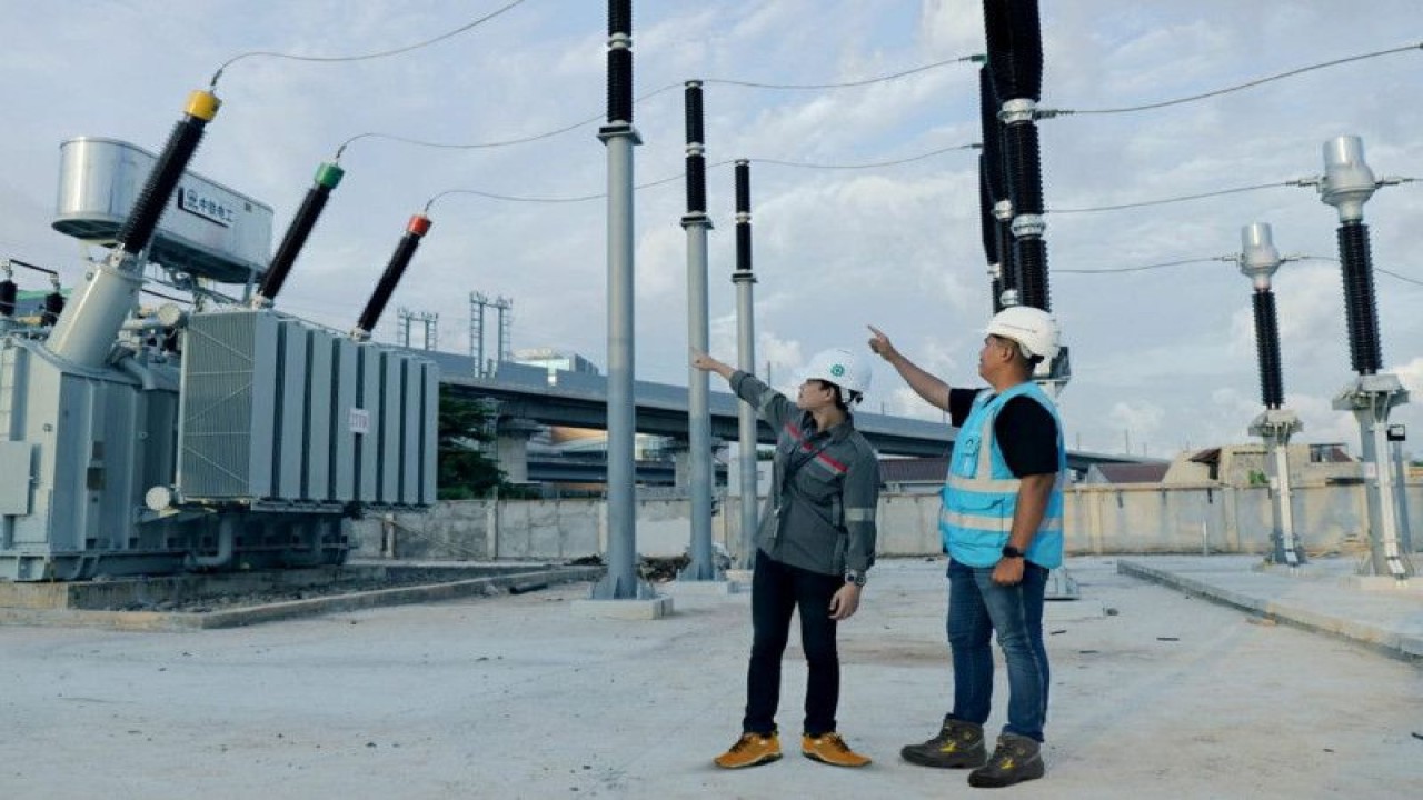 Petugas PLN mengecek infrastruktur kelistrikan jelang beroperasinya Kereta Api Cepat Jakarta Bandung (KCJB). ANTARA/HO-PLN